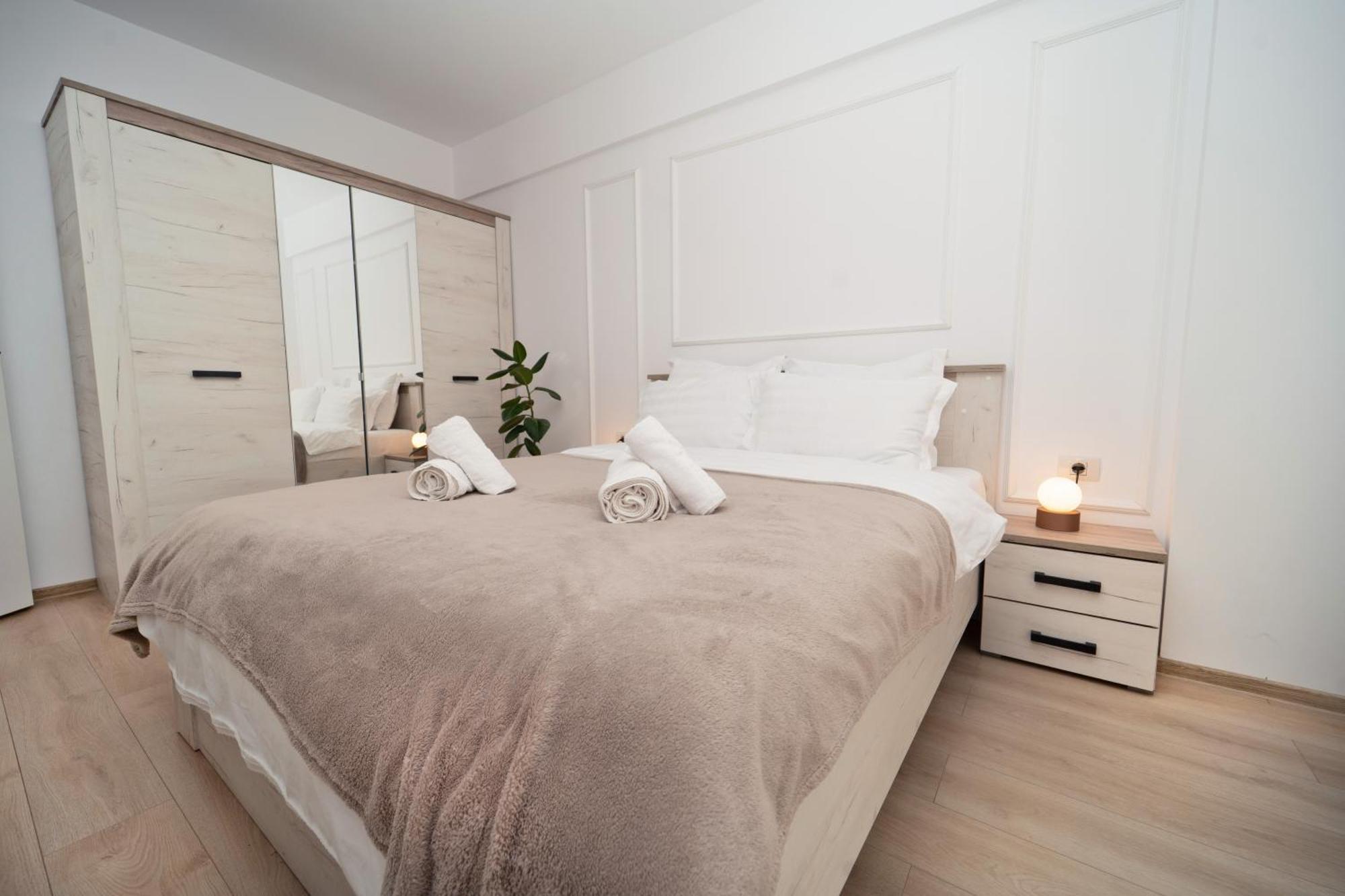 Modern With Free Private Parking In *