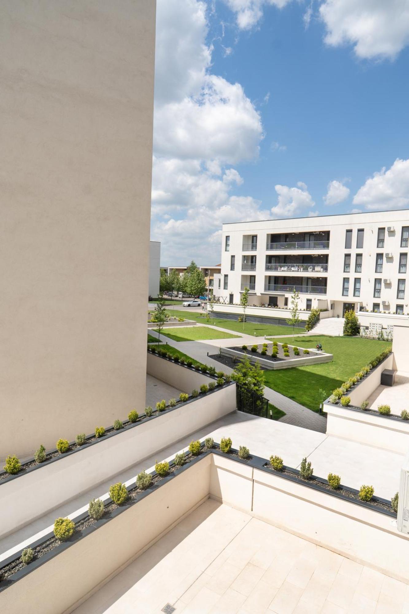 Modern With Free Private Parking In *